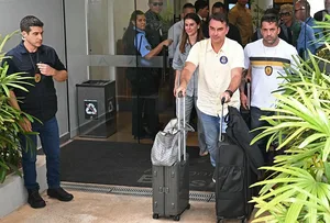 Flávio Bolsonaro teria cruzado fronteira com a Argentina para viajar aos Estados Unidos Flávio Bolsonaro teria cruzado fronteira com a Argentina para viajar aos Estados Unidos