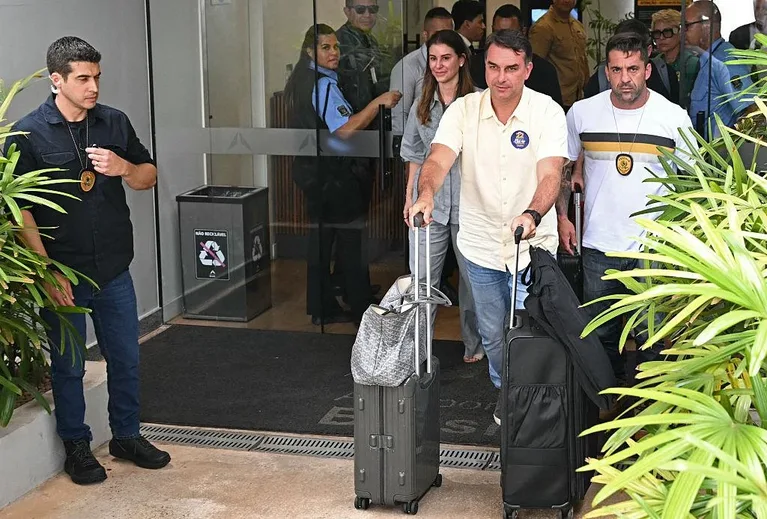 Flávio Bolsonaro teria cruzado fronteira com a Argentina para viajar aos Estados Unidos