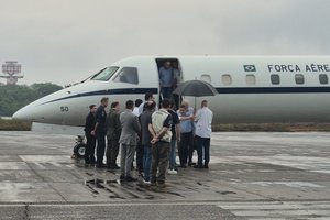 Ministros chegam a Manaus para reforçar combate a incêndios