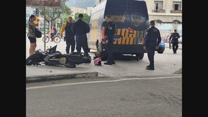 Motociclista fica ferido após colisão com táxi no Centro do Rio