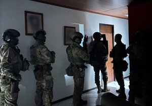 Menina de 4 anos é resgatada pelo Bope após ser mantida refém pelo pai