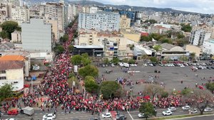 Apoiadores de Lula fazem ato em Porto Alegre neste domingo
