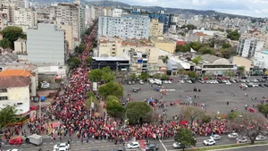 Apoiadores de Lula fazem ato em Porto Alegre neste domingo