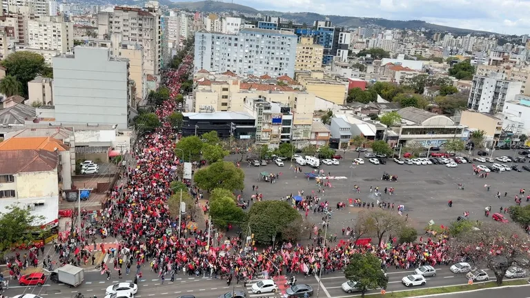 Apoiadores de Lula fazem ato em Porto Alegre neste domingo