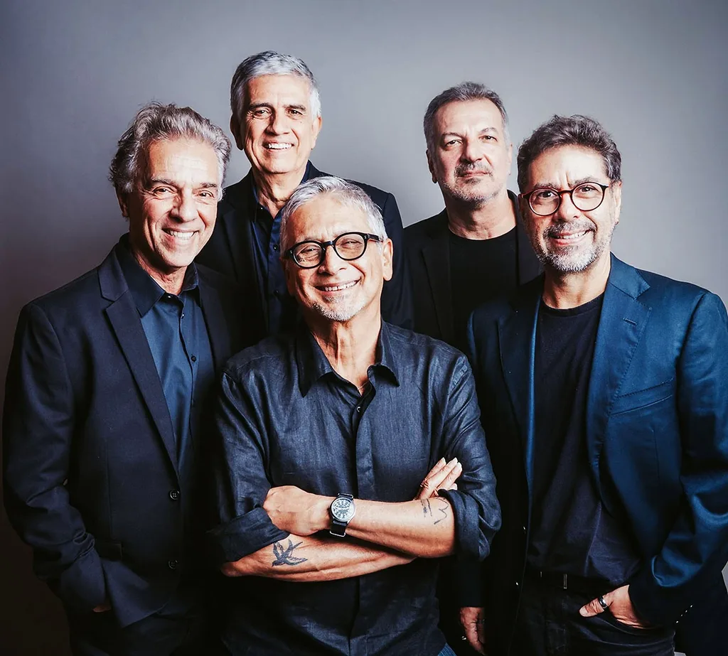 Zé Renato homenageia Newton Mendonça em show no Rio